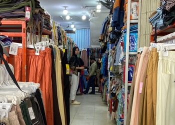 Karyawan toko pakaian di Pasar Bambukuning, Tanjungkarang. Lampost.co/Restu Amalia