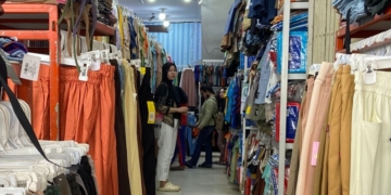 Karyawan toko pakaian di Pasar Bambukuning, Tanjungkarang. Lampost.co/Restu Amalia