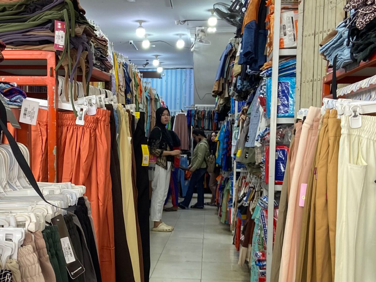 Karyawan toko pakaian di Pasar Bambukuning, Tanjungkarang. Lampost.co/Restu Amalia