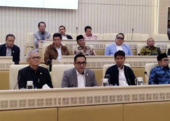 Ketua Komisi II DPR RI Rifqinizamy Karsayuda mengumumkan hasil uji kelayakan dan kepatutan calon Anggota Ombudsman RI di kompleks parlemen, Jakarta, Senin (26/1/2026). (ANTARA/Bagus Ahmad Rizaldi)