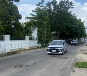 Jalan Ridwan Rais Masih Banyak Lubang dan Bergelombang