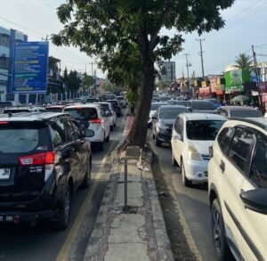 Ramai Kendaraan, Lalu Lintas di Jalan ZA Pagar Alam Macet Cukup Parah