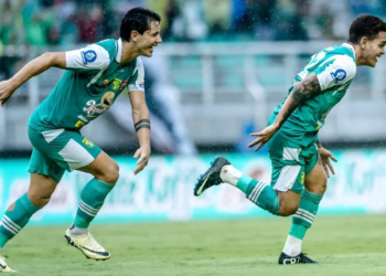 Kapten Persebaya Bruno Moreira (kiri) bersama Gali Freitas (kanan)