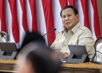 Presiden Prabowo Subianto (kanan) memberikan arahan saat Taklimat Awal Tahun pada retret Kabinet Merah Putih di Hambalang, Kabupaten Bogor, Jawa Barat, Selasa (6/1/2026). ANTARA FOTO/Bayu Pratama S/bar/pri