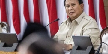 Presiden Prabowo Subianto (kanan) memberikan arahan saat Taklimat Awal Tahun pada retret Kabinet Merah Putih di Hambalang, Kabupaten Bogor, Jawa Barat, Selasa (6/1/2026). ANTARA FOTO/Bayu Pratama S/bar/pri