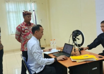 Bupati Pringsewu Riyanto Pamungkas saat meninjau proses pembuatan paspor calon peserta magang Jepang di kantor Disnakertrans Pringsewu. Lampost.co/Yudi Prayoga