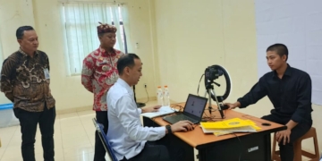 Bupati Pringsewu Riyanto Pamungkas saat meninjau proses pembuatan paspor calon peserta magang Jepang di kantor Disnakertrans Pringsewu. Lampost.co/Yudi Prayoga