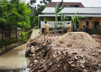 menertibkan sejumlah bangunan yang menjadi penyebab banjir di sejumlah wilayah Kota Tapis Berseri.