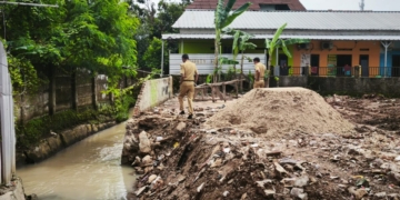 menertibkan sejumlah bangunan yang menjadi penyebab banjir di sejumlah wilayah Kota Tapis Berseri.