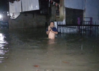 Rumah warga Kelurahan Kalibalau Kencana, Kecamatan Kedamaian, terendam banjir, Kamis 8 Januari 2026 malam. Foto Andi Apriadi