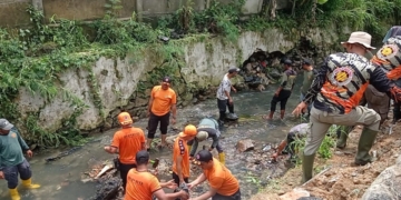 Satgas Gabungan saat membersihkan tembok rubuh di Jalan Antasari, Kedamaian, Bandar Lampung, Senin 19 Januari 2026. Foto Andi Apriadi