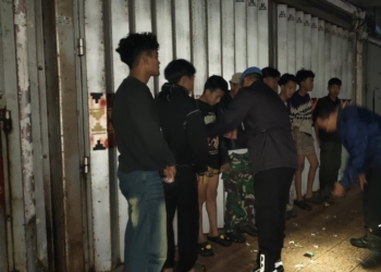 Personel Polsek Tanjung Karang Barat saat menggelar patroli malam di wilayah hukumnya pada malam libur, Minggu (18/1/2026). Dok Polsek TKB