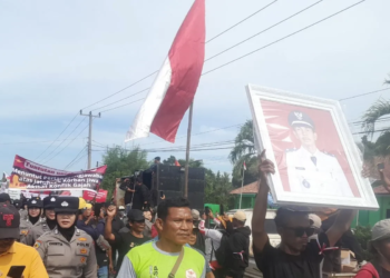 Ribuan warga Lampung Timur yang tergabung dalam aliansi Desa Penyangga Taman Nasional Way Kambas melakukan aksi demo di Balai Taman Nasional Way Kambas, Lampung Timur, Selasa (14/1/2026)