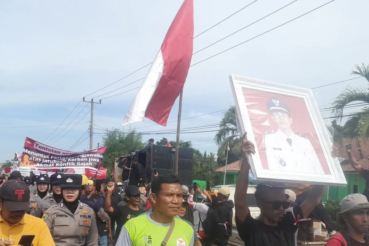 Ribuan warga Lampung Timur yang tergabung dalam aliansi Desa Penyangga Taman Nasional Way Kambas melakukan aksi demo di Balai Taman Nasional Way Kambas, Lampung Timur, Selasa (14/1/2026)
