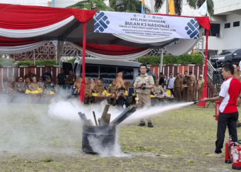 Demo K3 oleh perwakilan perusahaan di Lampung dalam apel K3 di lingkungan Pemerintah Provinsi Lampung. ANTARA