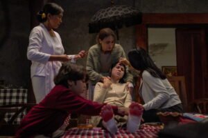 Review Film Jalan Pulang: Kolaborasi Ratu Horor yang Mencekam Sejak Awal