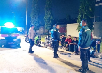 Polisi membubarkan tongkrongan remaja yang berkumpul hingga larut malam di area SPBU Sukarame, yakni yang terletak di Jalan Soekarno Hatta, Sukarame, Bandar Lampung, Minggu (18/1/2026) dini hari. Dok Polsek Sukarame
