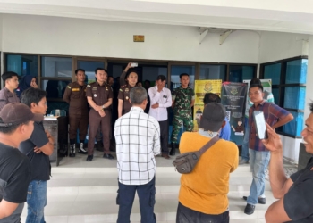 Puluhan warga Pekon Batu Raja, Kecamatan Pesisir Utara, Kabupaten Pesisir Barat, Lampung, menggeruduk kantor Cabang Kejaksaan Krui, dan Polres setempat. Kamis, 8 Januari 2026