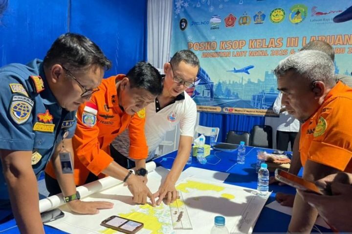 Tim SAR sedang berkoordinasi melakukan pencarian lanjutan terhadap pelatih Valencia dan anaknya yang tenggelam di perairan Pulau Padar, Labuan Bajo, Manggarai Barat, NTT. ANTARA/Kornelis Kaha