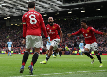 Penyerang Manchester United, Bryan Mbeumo, merayakan golnya ke gawang Manchester City (AFP/Darren Staples)