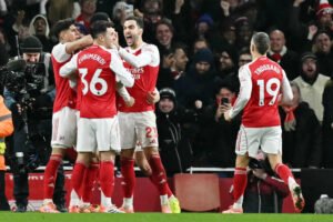 Hajar Villa 4-1, Arsenal Juara Paruh Musim