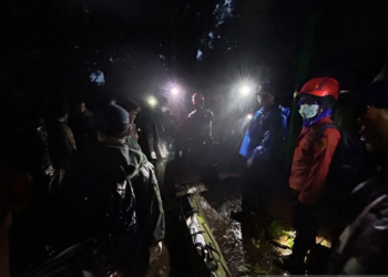 Tim SAR gabungan mengevakuasi korban kecelakaan pesawat ATR 42-500 di Gunung Bulusaraung, Kabupaten Pangkep, Sulawesi Selatan, Selasa (20/1/2026) malam. ANTARA/
