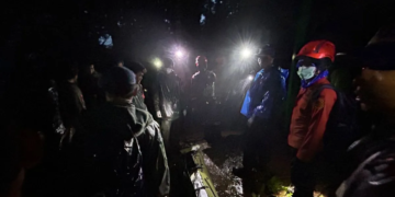 Tim SAR gabungan mengevakuasi korban kecelakaan pesawat ATR 42-500 di Gunung Bulusaraung, Kabupaten Pangkep, Sulawesi Selatan, Selasa (20/1/2026) malam. ANTARA/