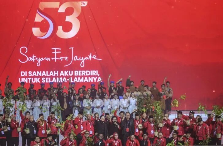 Ketua Umum PDI Perjuangan Megawati Soekarnoputri berfoto bersama sejumlah ketua DPD PDIP saat penutupan Rakernas PDIP di Jakarta, Senin (12/1/2026). ANTARA FOTO/Hafidz Mubarak A/nym.