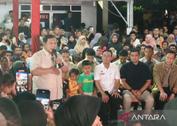 Presiden Prabowo Subianto menegaskan pemerintahan yang dipimpinnya tidak akan meninggalkan rakyat yang terdampak musibah saat memberikan sambutan di posko pengungsian Batu Hula, Batang Toru, Tapanuli Selatan, Sumatera Utara, Rabu (31/12).Dok/Antara