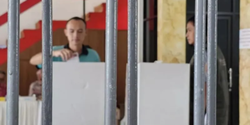 Ilustrasi seorang pemilih memasukkan kertas suara di suatu Pilkada. ANTARA/Ananto Pradana