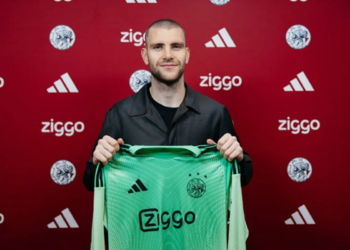 Ajax perkenalkan maarten paes