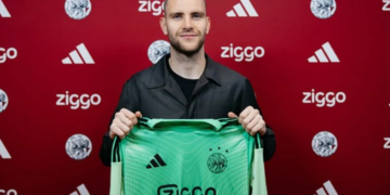 Ajax perkenalkan maarten paes