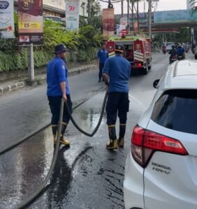 Damkar Bandar Lampung Bersihkan Tumpahan Solar di Jalan Sultan Agung