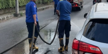 Damkar Bandar Lampung Bersihkan Tumpahan Solar di Jalan Sultan Agung
