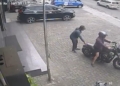 Motor gede (Moge) jenis Harley Davidson Iron 883 dicuri saat diparkir di depan tempat kursus mengemudi, di Jalan Jenderal Ahmad Yani, Gotong Royong, Tanjung Karang Pusat, pada 29 Januari 2026 lalu. FOTO: Tangkapan Layar CCTV