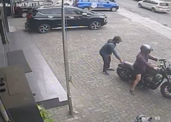 Motor gede (Moge) jenis Harley Davidson Iron 883 dicuri saat diparkir di depan tempat kursus mengemudi, di Jalan Jenderal Ahmad Yani, Gotong Royong, Tanjung Karang Pusat, pada 29 Januari 2026 lalu. FOTO: Tangkapan Layar CCTV