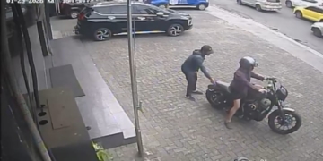 Motor gede (Moge) jenis Harley Davidson Iron 883 dicuri saat diparkir di depan tempat kursus mengemudi, di Jalan Jenderal Ahmad Yani, Gotong Royong, Tanjung Karang Pusat, pada 29 Januari 2026 lalu. FOTO: Tangkapan Layar CCTV