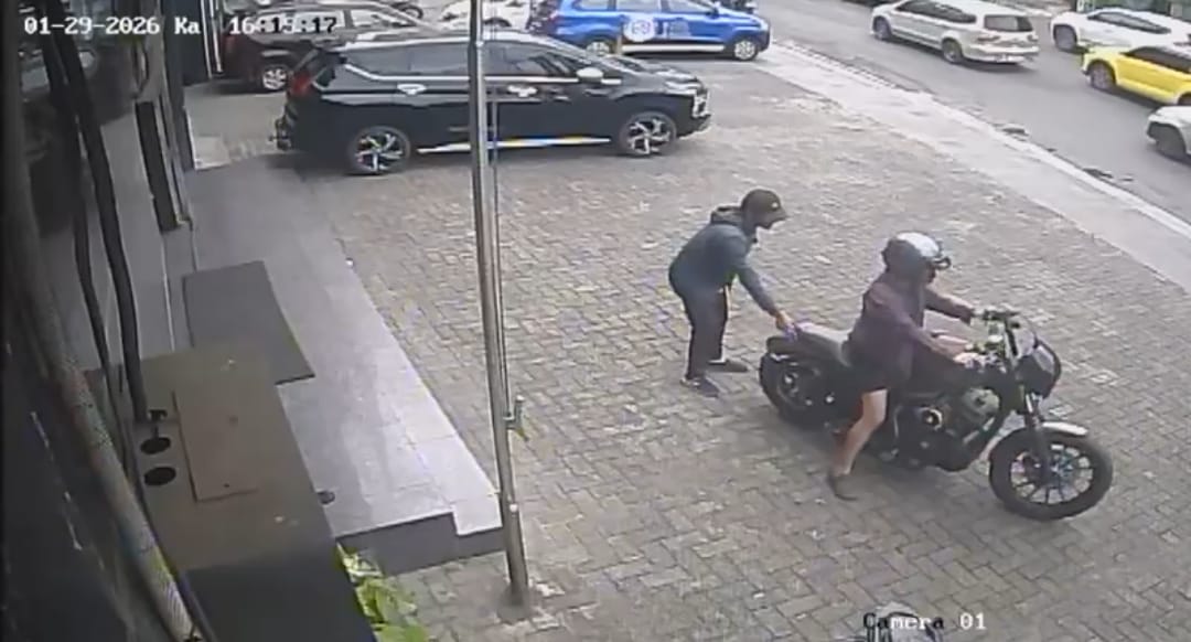 Motor gede (Moge) jenis Harley Davidson Iron 883 dicuri saat diparkir di depan tempat kursus mengemudi, di Jalan Jenderal Ahmad Yani, Gotong Royong, Tanjung Karang Pusat, pada 29 Januari 2026 lalu. FOTO: Tangkapan Layar CCTV