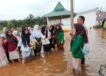 Jajaran Satgas Tanggap Bencana Polres Lampung Timur Respon Cepat Bencana Banjir di Pondok Pesantren Darussalamah Foto : Dok. Polres