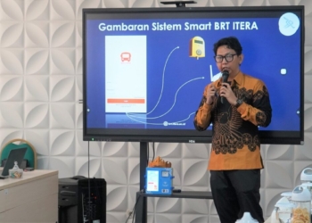 Penanggung Jawab Smart BRT Itera, Muhammad Abi Berkah Nadi saat menjelaskan terkait Smart Bus Rapid Transit (BRT). Dok ITERA