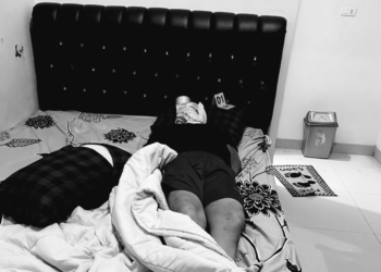 Seorang pria tak bernyawa, Sabtu 7 Februari 2026 dengan kepala terbungkus plastik. Lokasi kejadian tersebut pada sebuah penginapan di Jalan Untung Suropati, Kelurahan Labuhan Ratu, Kecamatan Kedaton. Dok Polres