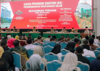 Gubernur Mirza saat memberikan sambutan dalam Ujian Promosi Doktor Asisten Pemerintahan dan Kesejahteraan Rakyat Muhammad Firsada. Kegiatan berlangsung pada Ballroom UIN Raden Intan Lampung, Kamis, 12 Februari 2026. Dok ADPIM Lampung.