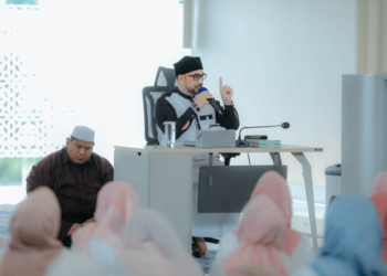 Habib Ahmad Al Habsyi menyampaikan tausiyah saat Safari Dakwah bertema “Wakaf One Family One Quran” di Masjid Al Bakrie, Bandar Lampung, Jumat, 13 Februari 2026. Dok ADPIM Lampung