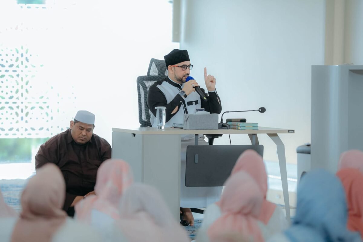 Habib Ahmad Al Habsyi menyampaikan tausiyah saat Safari Dakwah bertema “Wakaf One Family One Quran” di Masjid Al Bakrie, Bandar Lampung, Jumat, 13 Februari 2026. Dok ADPIM Lampung