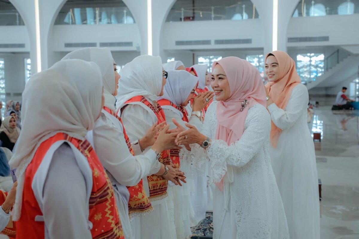 Ketua Tim Penggerak PKK Provinsi Lampung, Purnama Wulan Sari Mirza menghadiri Safari Dakwah bertema “Wakaf One Family One Quran” di Masjid Al Bakrie, Bandar Lampung, Jumat, 13 Februari 2026. Dok ADPIM Lampung