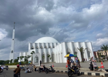 Masjid Raya Al Bakrie Bandar Lampung.