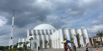Masjid Raya Al Bakrie Bandar Lampung.
