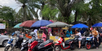 Warga Bandar Lampung mencari takjil. Lampost.co/Restu