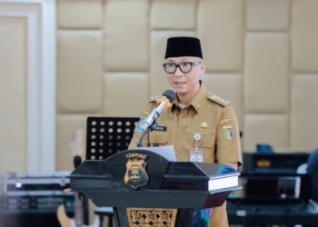 Gubernur Lampung Rahmat Mirzani Djausal menyampaikan arahan saat silaturahmi di Markas Kepolisian Daerah Lampung, Lampung Selatan, Selasa (24/2/2026). Dok. ADPIM Lampung