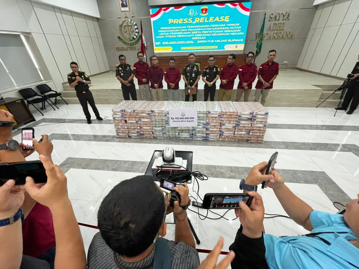 Kejaksaan Tinggi Lampung menyampaikan press release pengembangan penanganan kasus tipikor penggunaan dan pemanfaatan kawasan hutan untuk perkebunan serta pembayaran sebagian uang titipan pengganti kerugian keuangan negara Rp.100 M, Rabu, 25 Februari 2026. (Foto: Lampost.co / Asrul Septian Malik)
